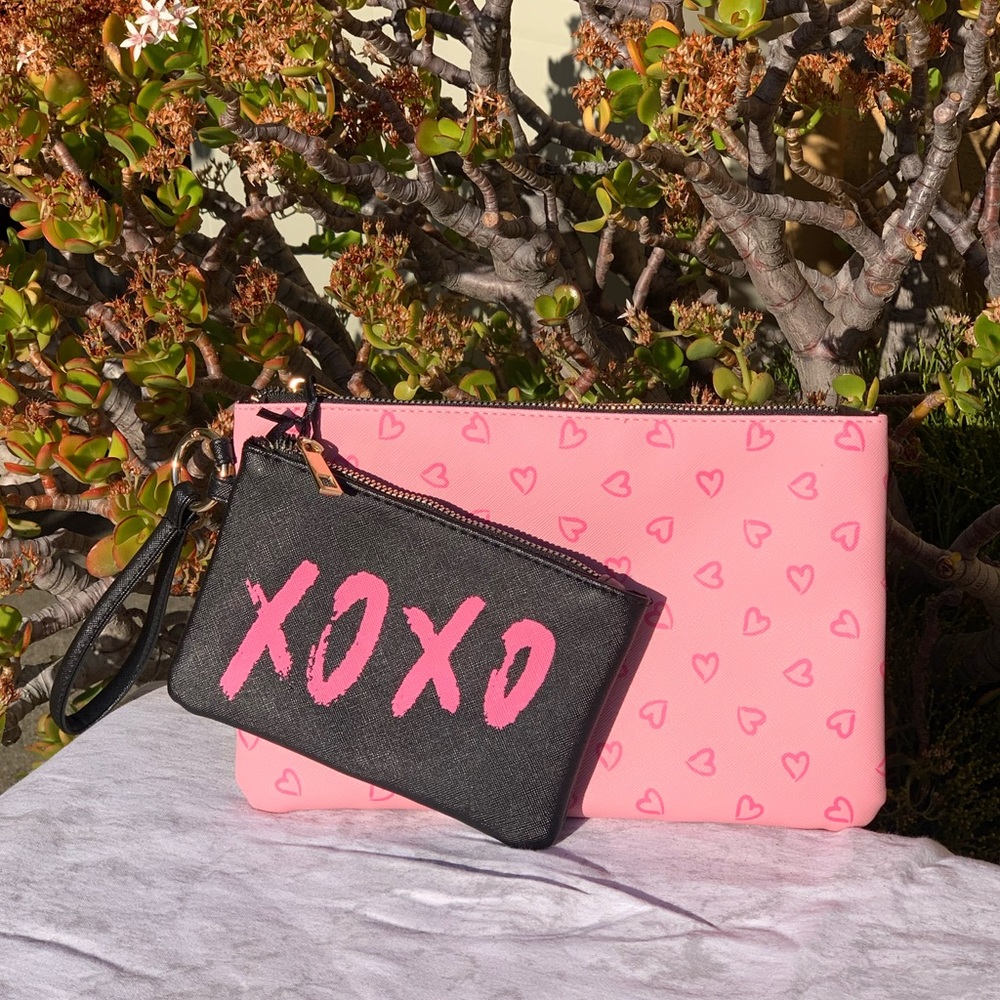 NWT ✨ heart wristlet set